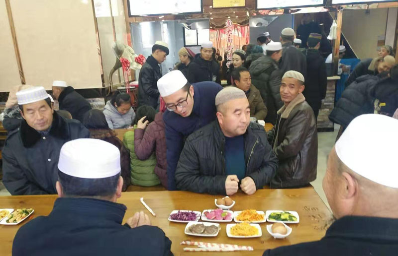 蘭州牛肉面加盟平?jīng)龅辏獬掷m(xù)火爆，成為了平?jīng)霎?dāng)?shù)?受歡迎的牛肉面品牌。