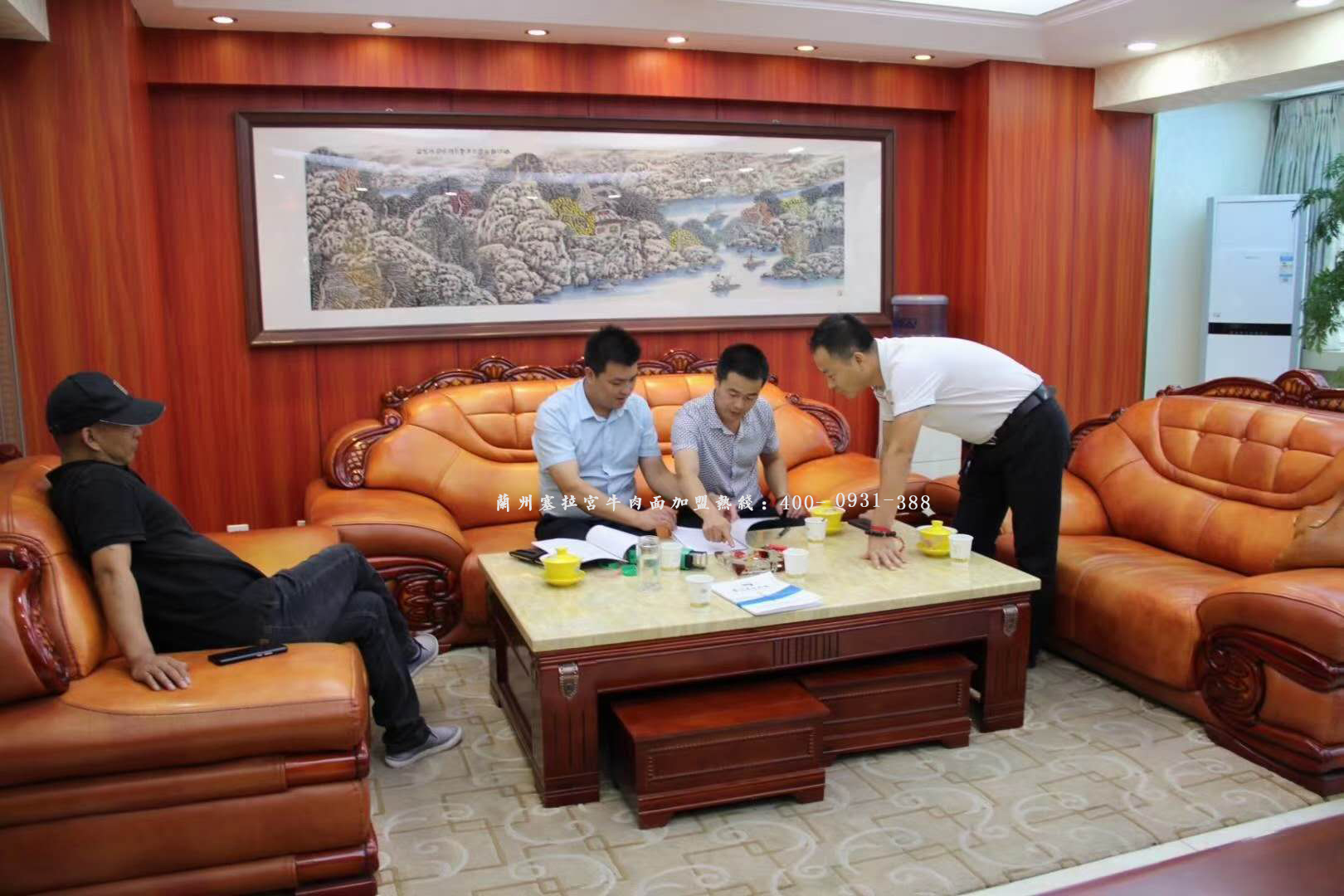 熱烈祝賀中國(guó)蘭州塞拉宮牛肉面235家旗艦店在蘭州總部簽約，預(yù)祝鞏總生意興隆！