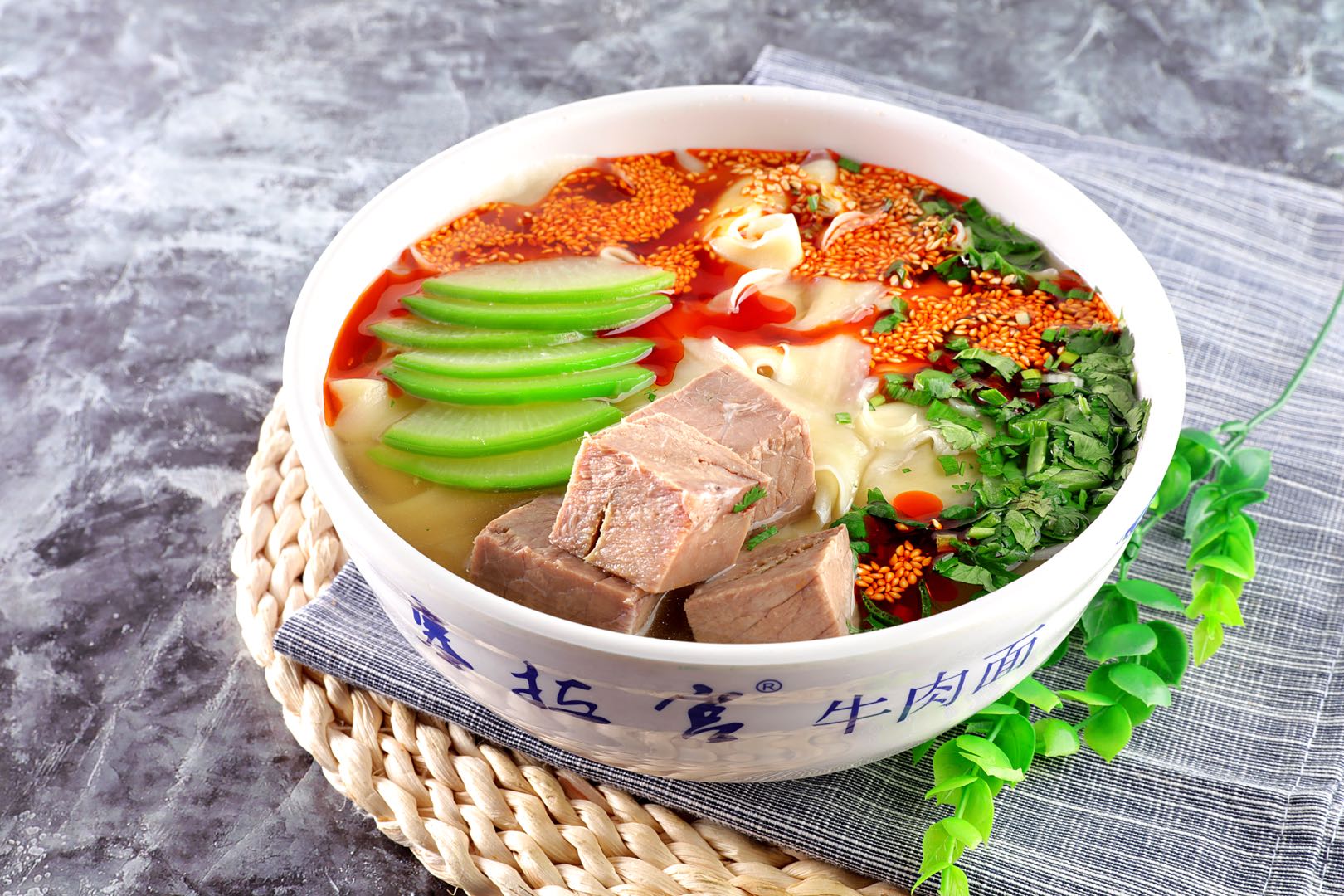 【蘭州牛肉面加盟】餐飲加盟怎么選，蘭州塞拉宮帶你領(lǐng)略**
